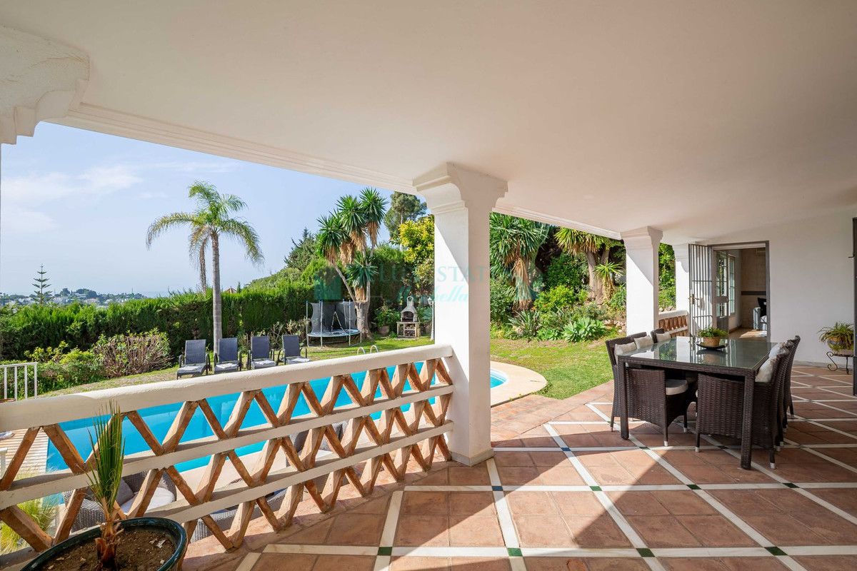 Villa for sale in El Paraiso, Estepona