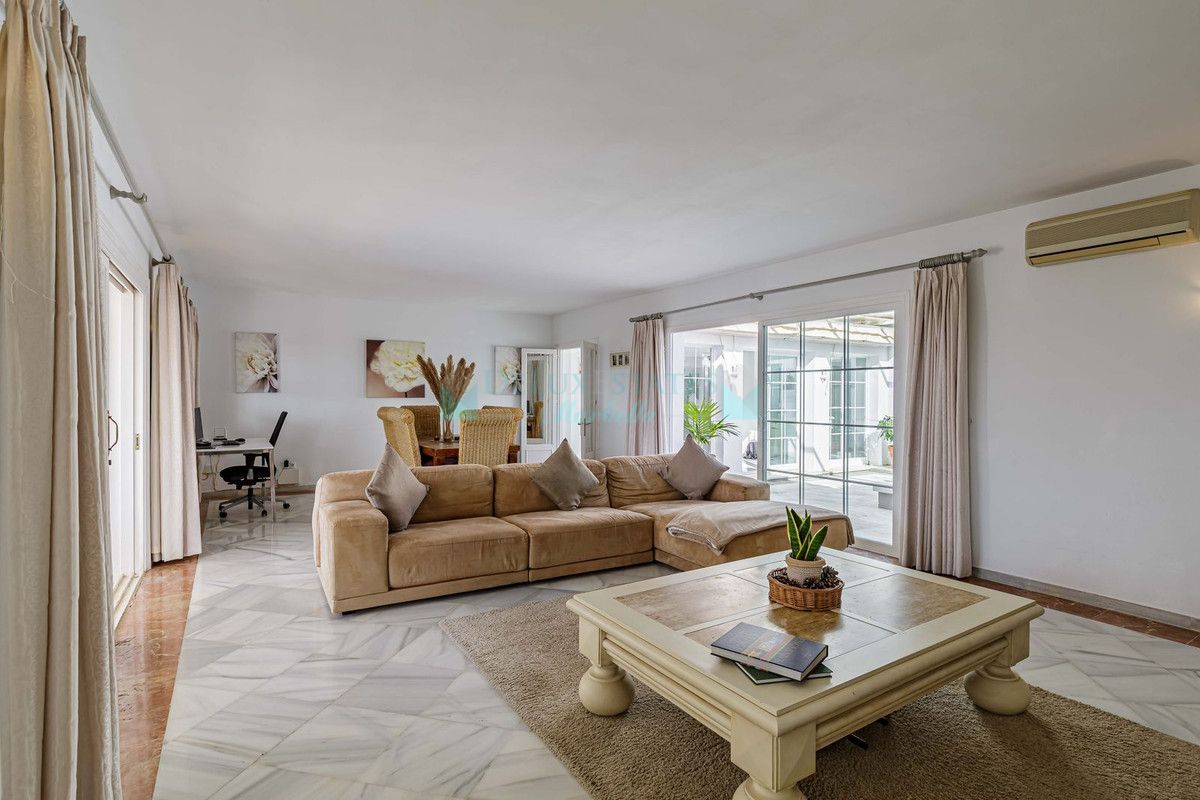 Villa for sale in El Paraiso, Estepona