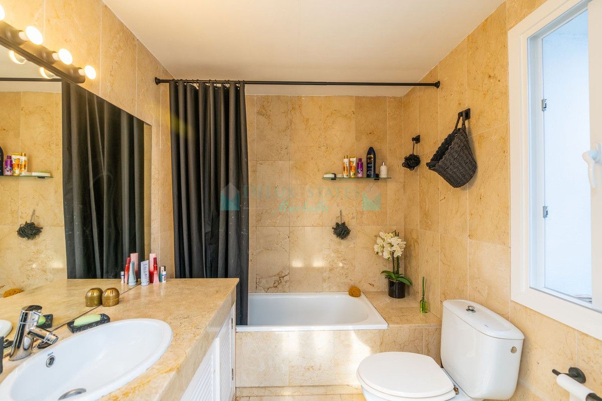 Ático en venta en El Paraiso, Estepona