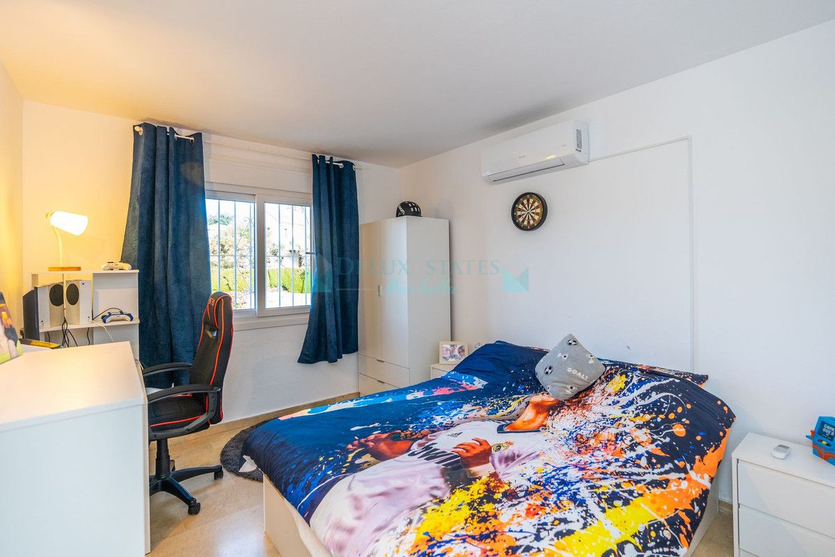 Penthouse for sale in El Paraiso, Estepona