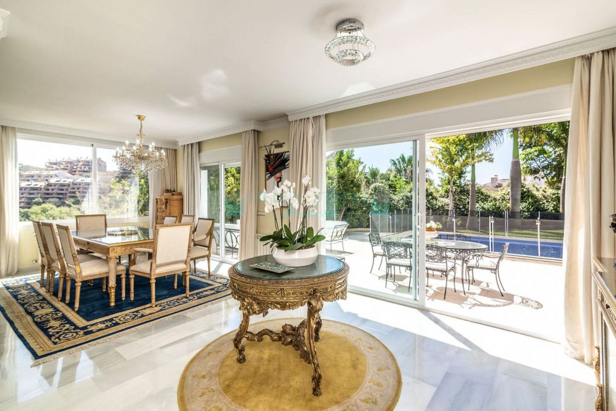 Villa en alquiler en Elviria, Marbella Este