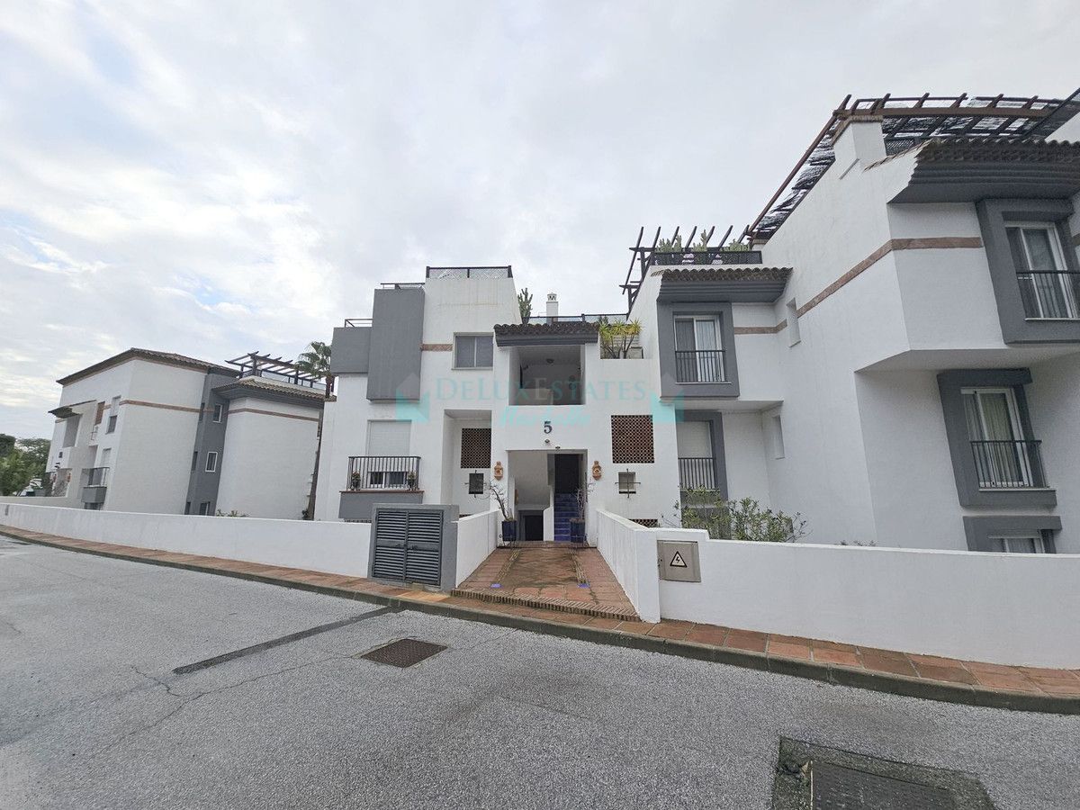 Apartamento en alquiler en Los Arqueros, Benahavis