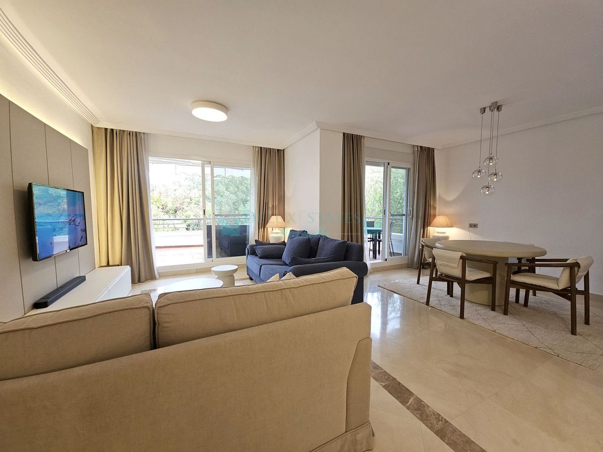 Apartamento en alquiler en Los Arqueros, Benahavis