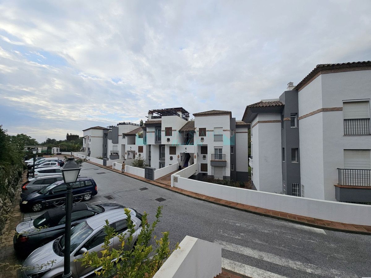 Apartamento en alquiler en Los Arqueros, Benahavis