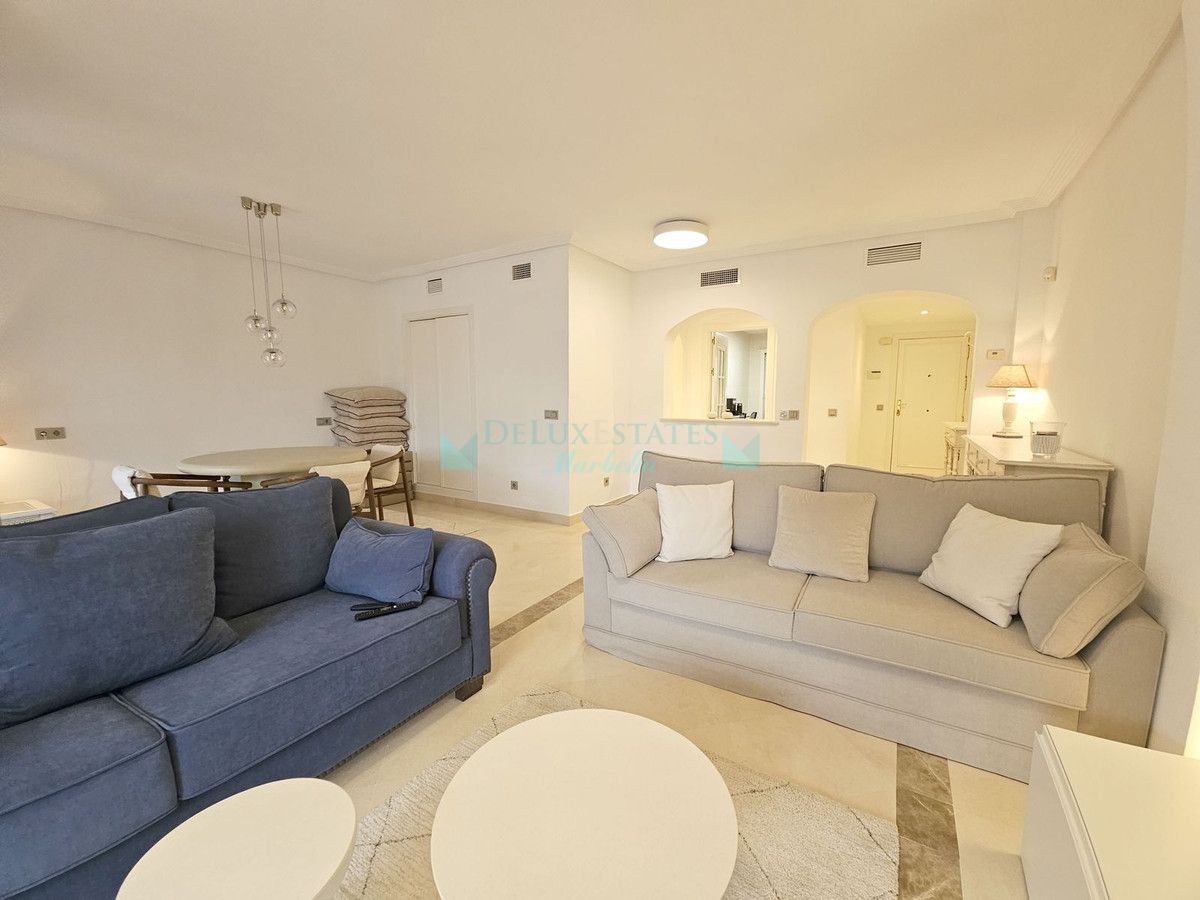 Apartamento en alquiler en Los Arqueros, Benahavis