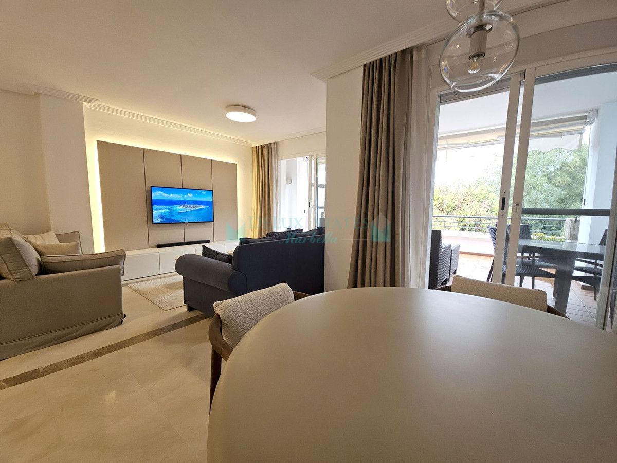 Apartamento en alquiler en Los Arqueros, Benahavis