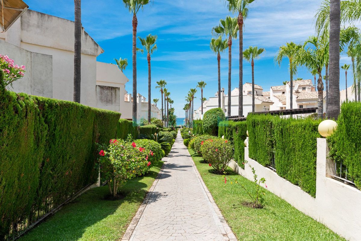 Town House for rent in Costabella, Marbella East