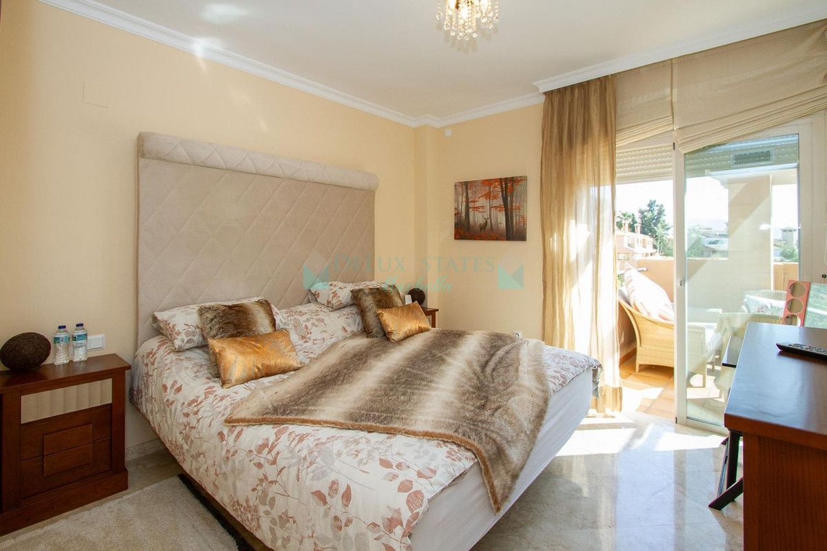 Ático en venta en La Mairena, Marbella Este