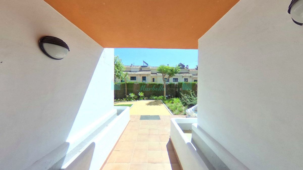 Ground Floor Apartment for sale in Atalaya, Estepona