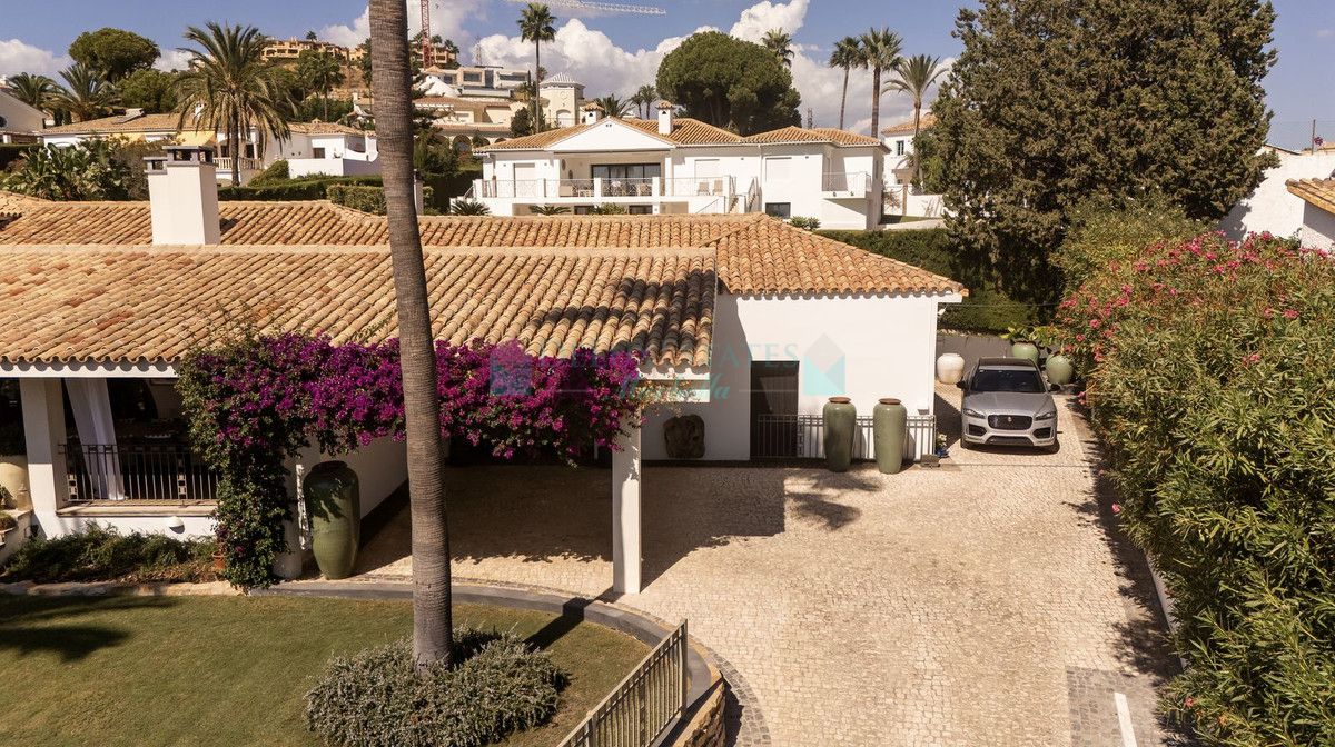 Villa en venta en El Paraiso, Estepona