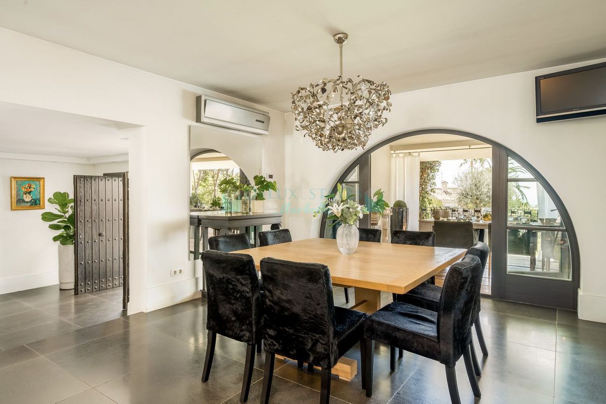 Villa en venta en El Paraiso, Estepona