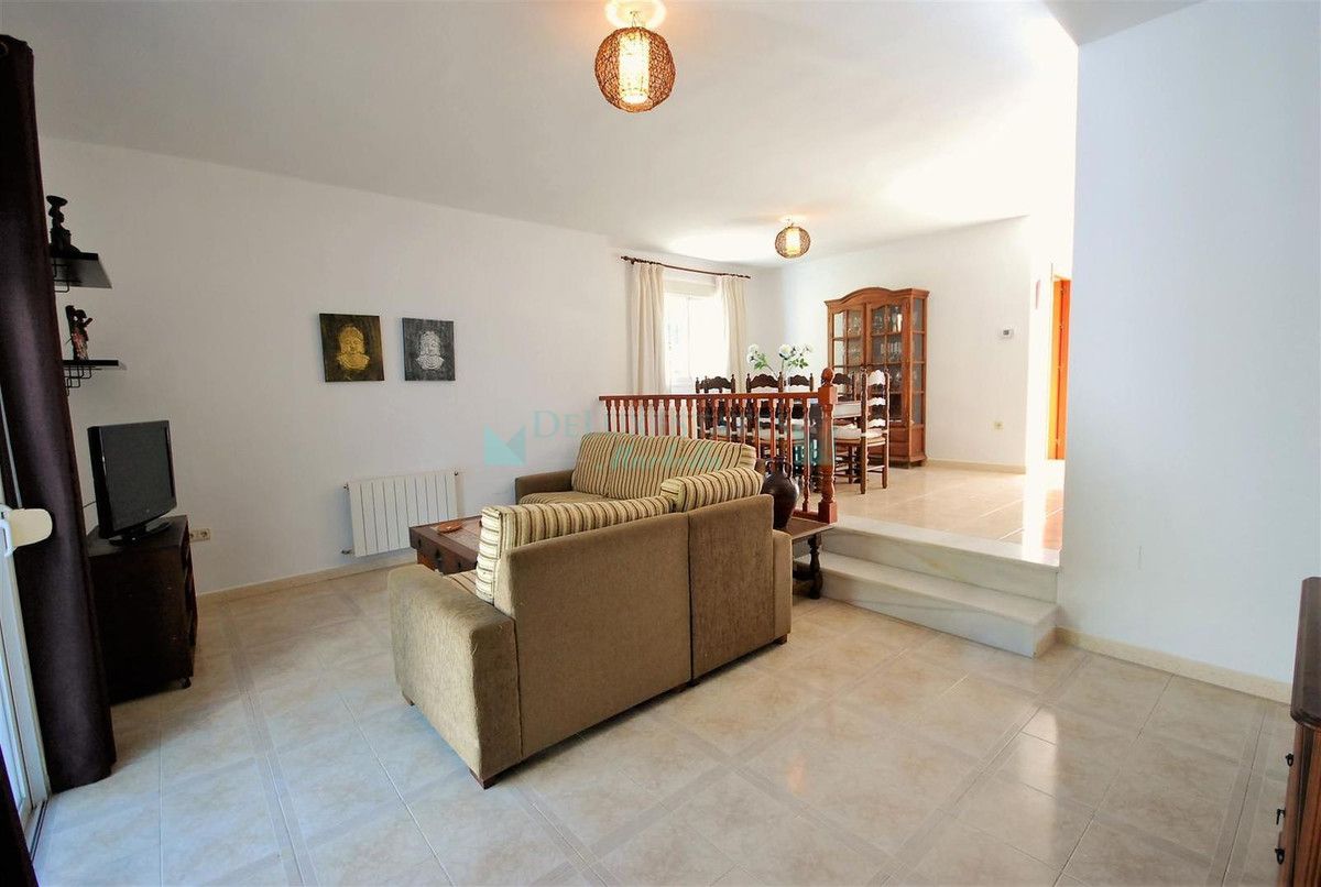 Semi Detached Villa for sale in Benahavis
