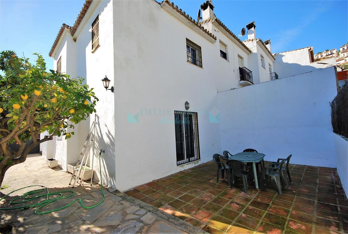 Semi Detached Villa for sale in Benahavis