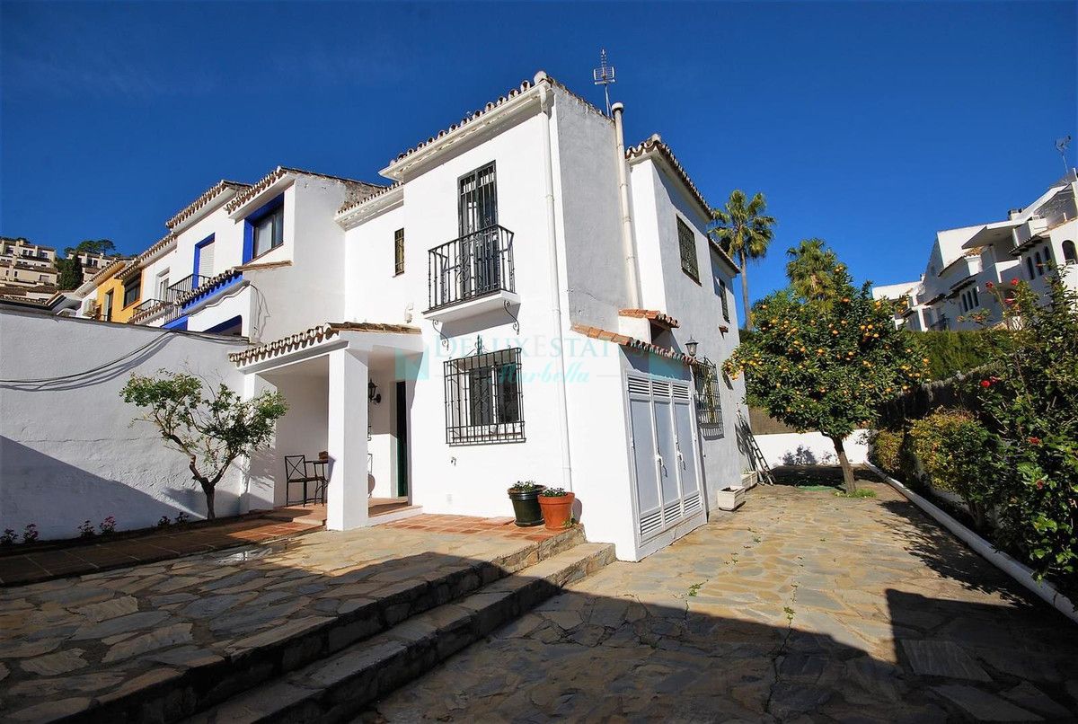 Semi Detached Villa for sale in Benahavis