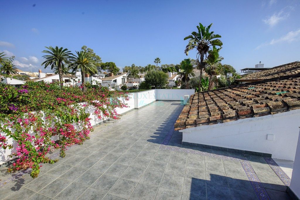 Villa for sale in Estepona