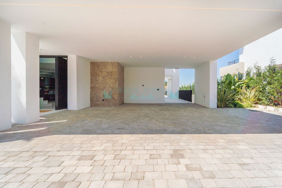 Villa for sale in Nueva Andalucia