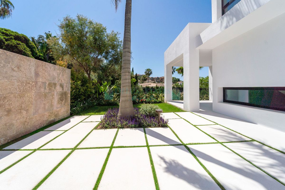 Villa for sale in Nueva Andalucia