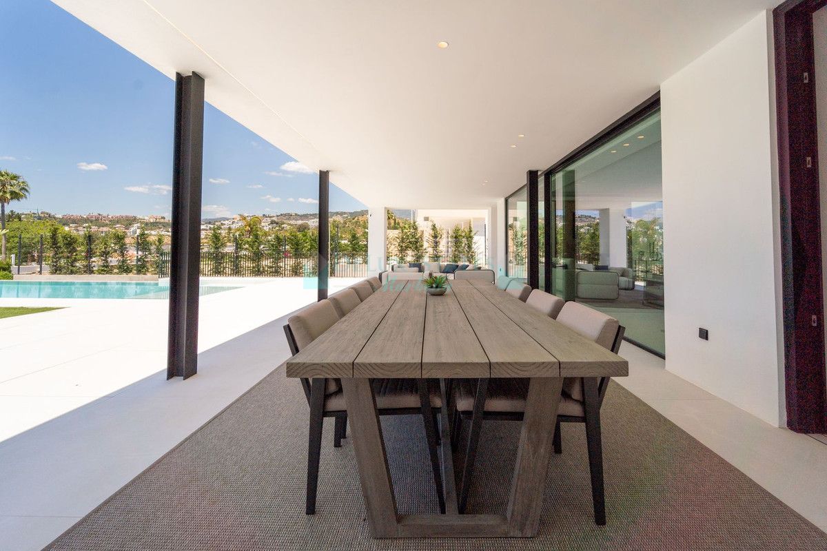 Villa for sale in Nueva Andalucia