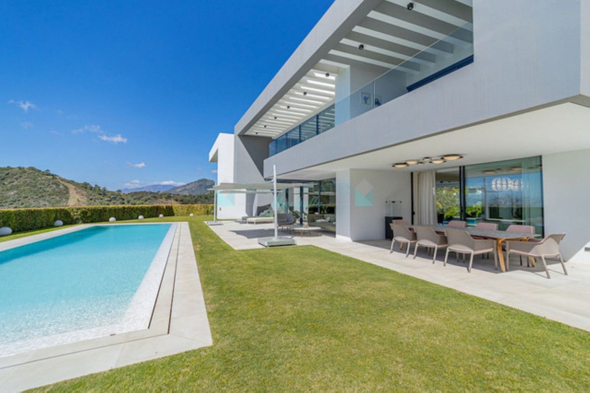 Villa for sale in Los Arqueros, Benahavis