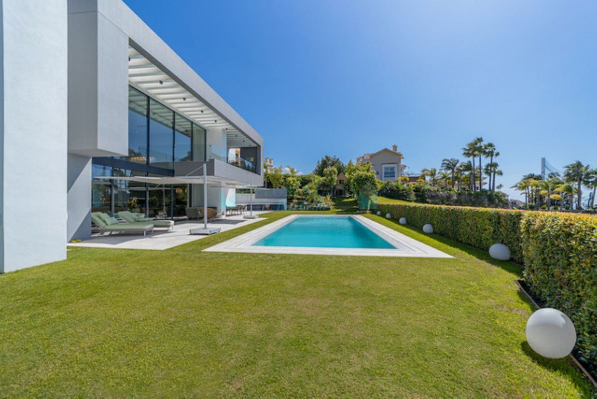 Villa for sale in Los Arqueros, Benahavis