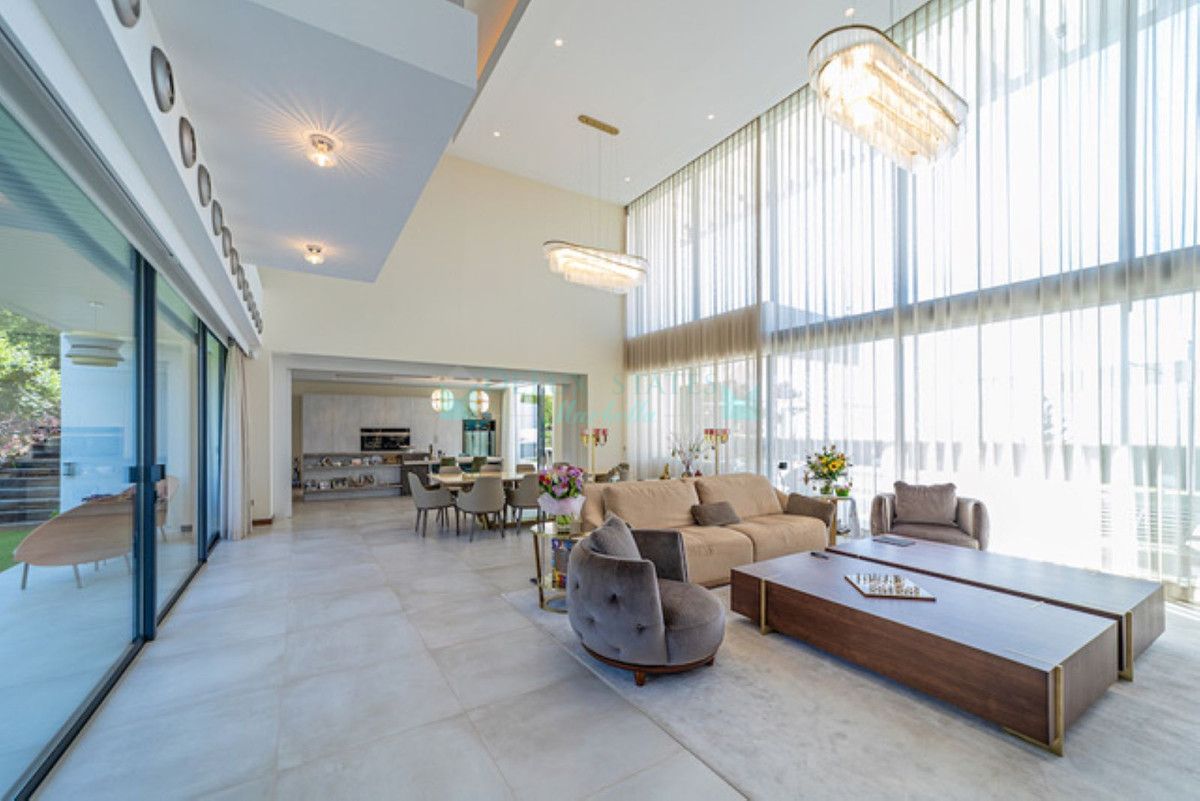 Villa for sale in Los Arqueros, Benahavis