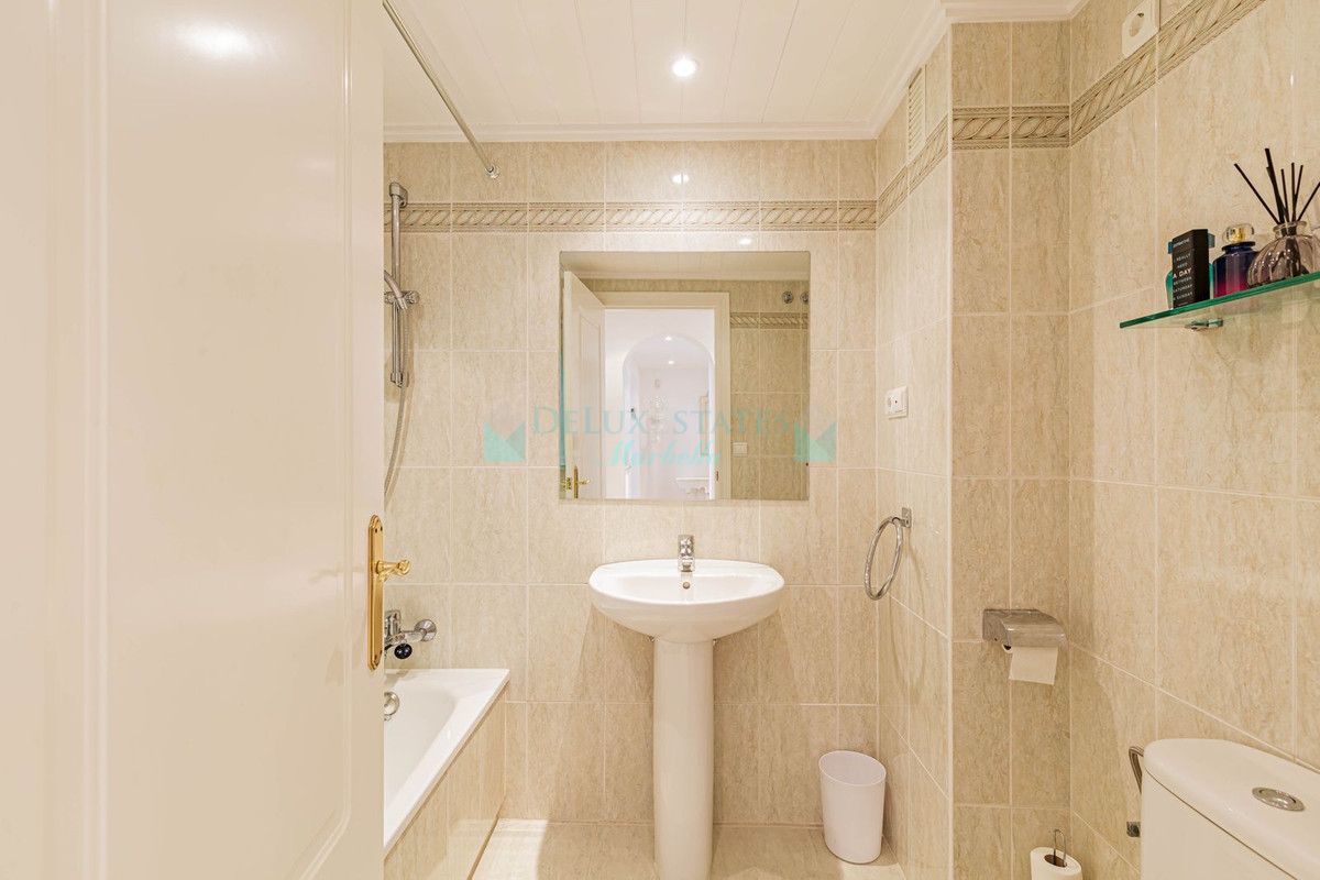 Apartamento en alquiler en Los Arqueros, Benahavis