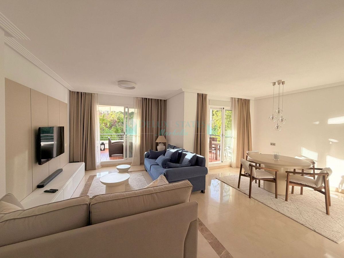 Apartamento en alquiler en Los Arqueros, Benahavis