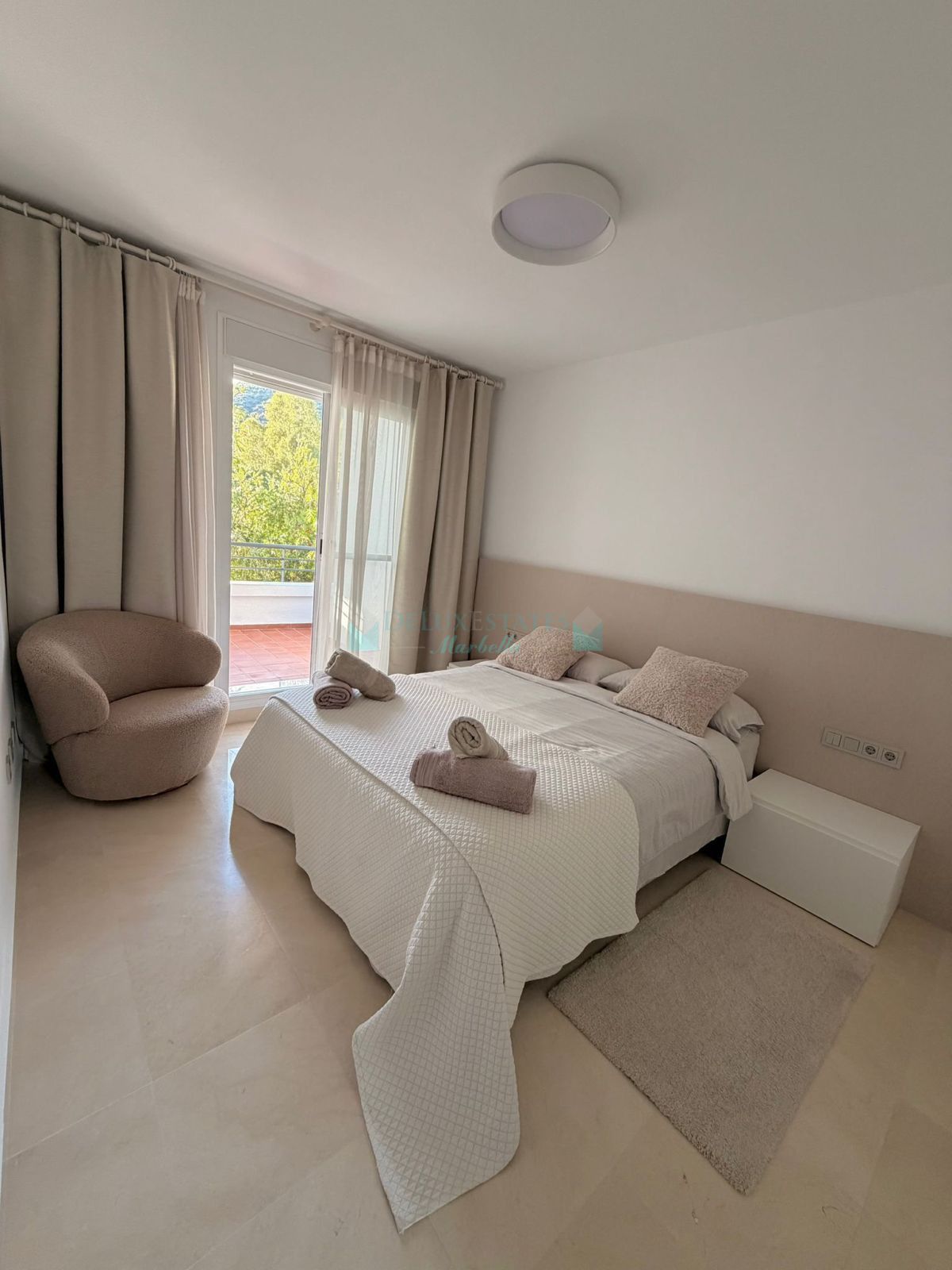 Apartamento en alquiler en Los Arqueros, Benahavis