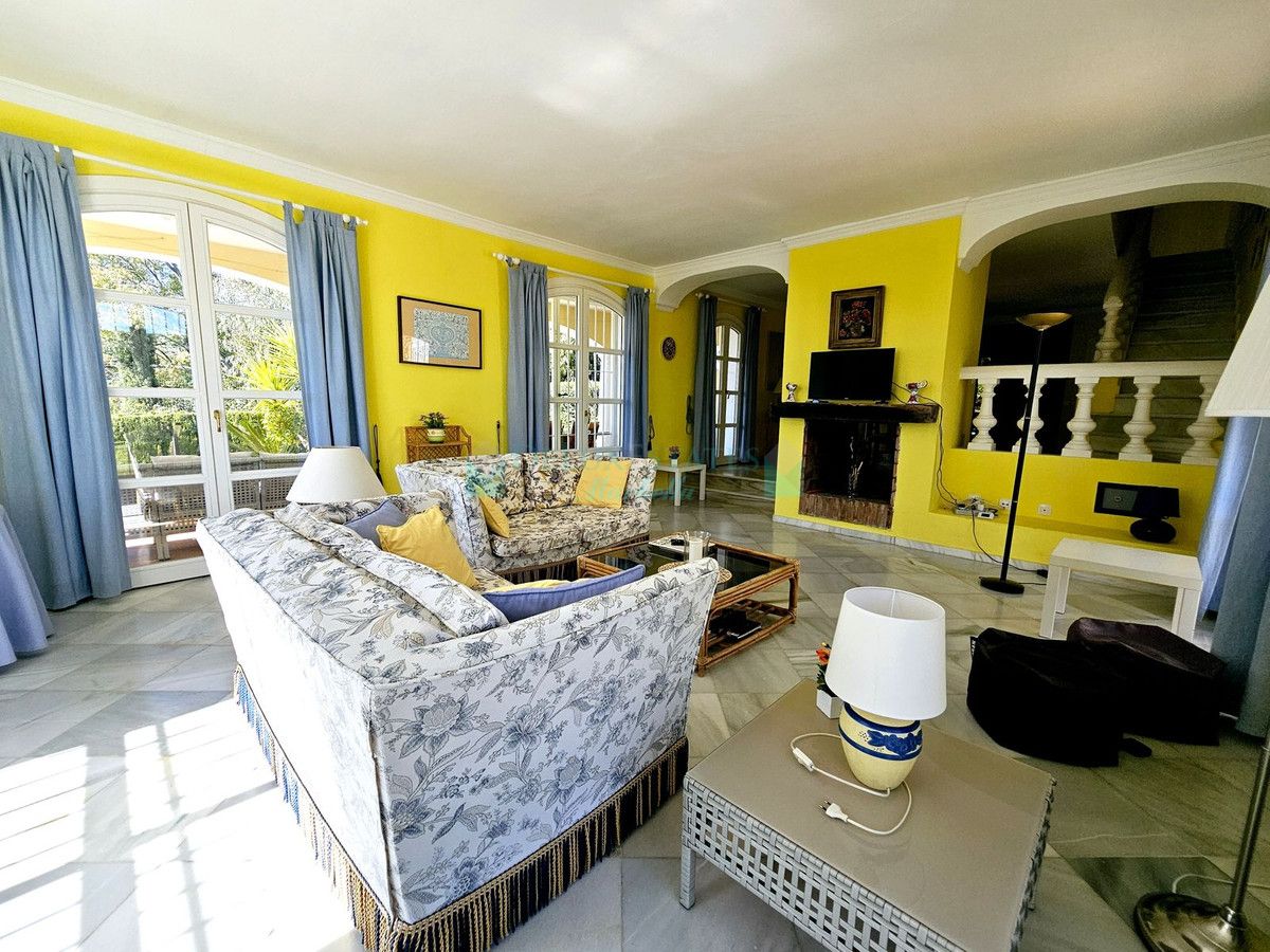 Villa for sale in Benahavis