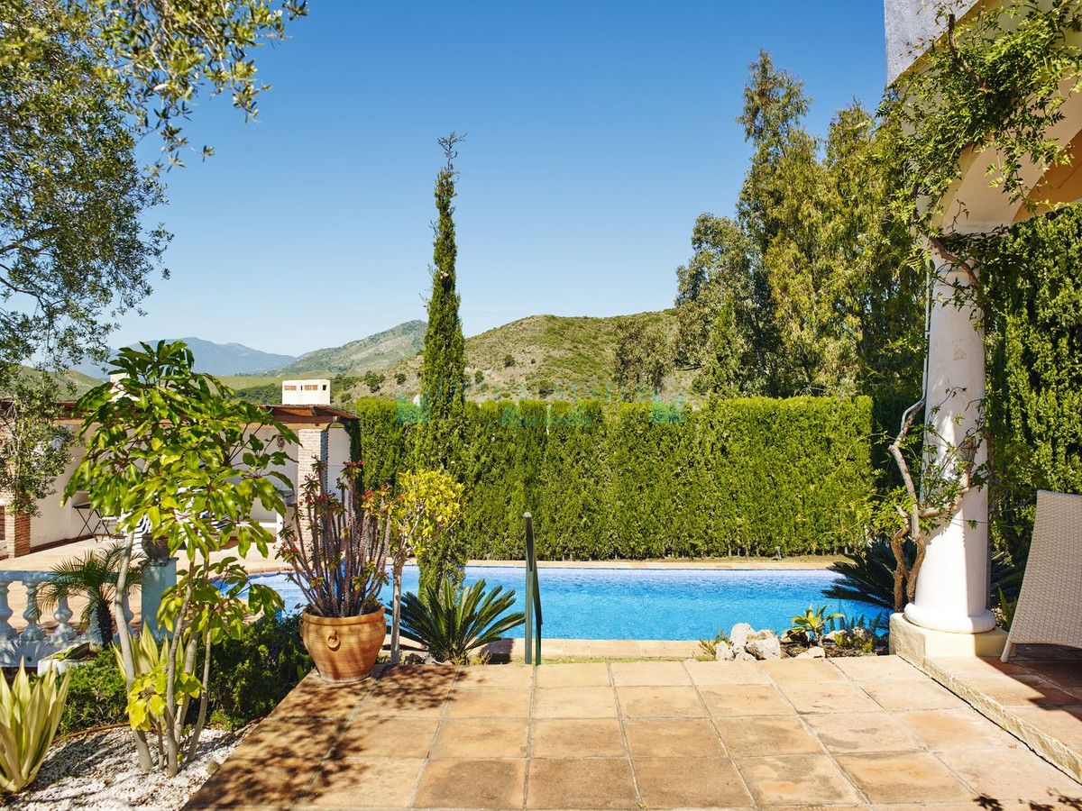 Villa for sale in Benahavis