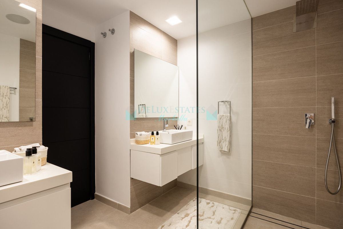 Villa for sale in Nueva Andalucia