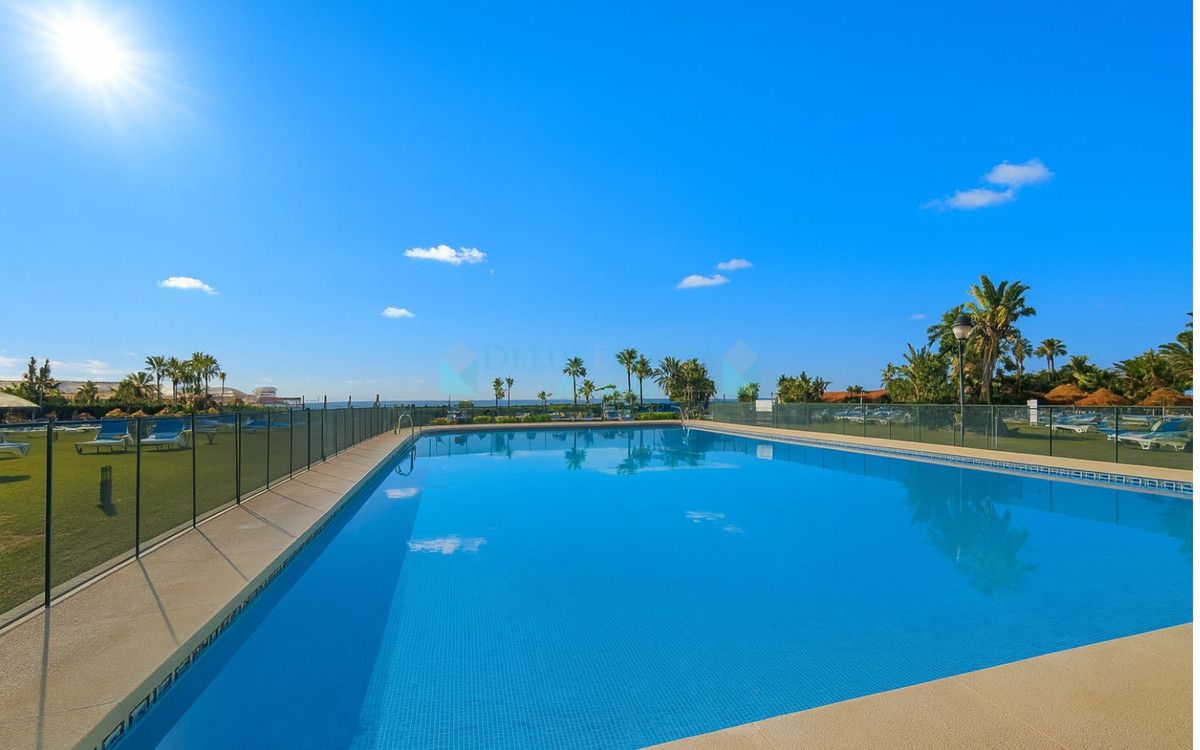 Penthouse for sale in Cabopino, Marbella East