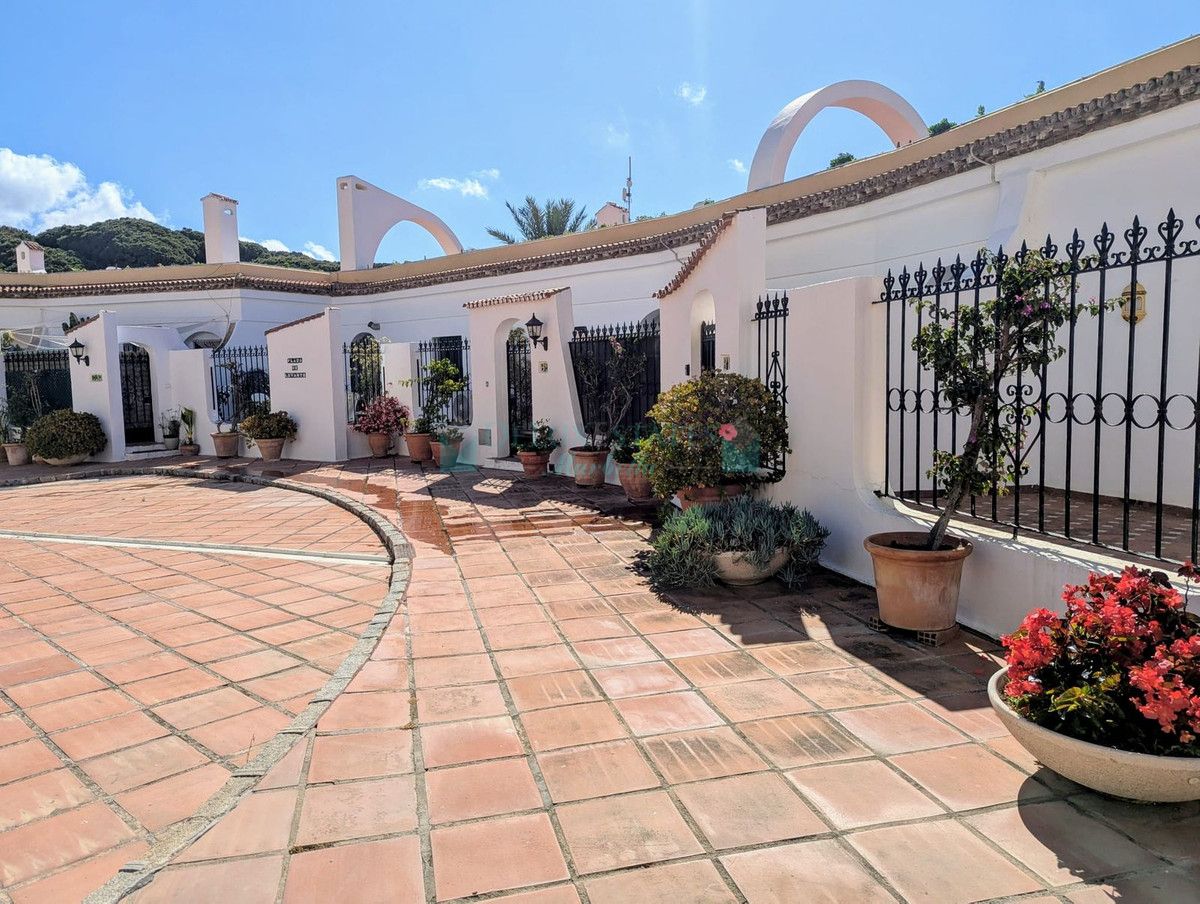 Penthouse for sale in Cabopino, Marbella East