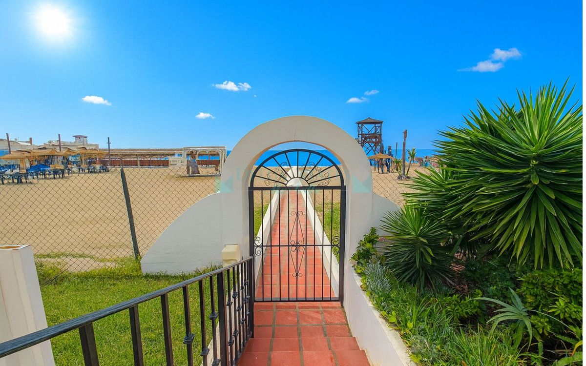 Penthouse for sale in Cabopino, Marbella East