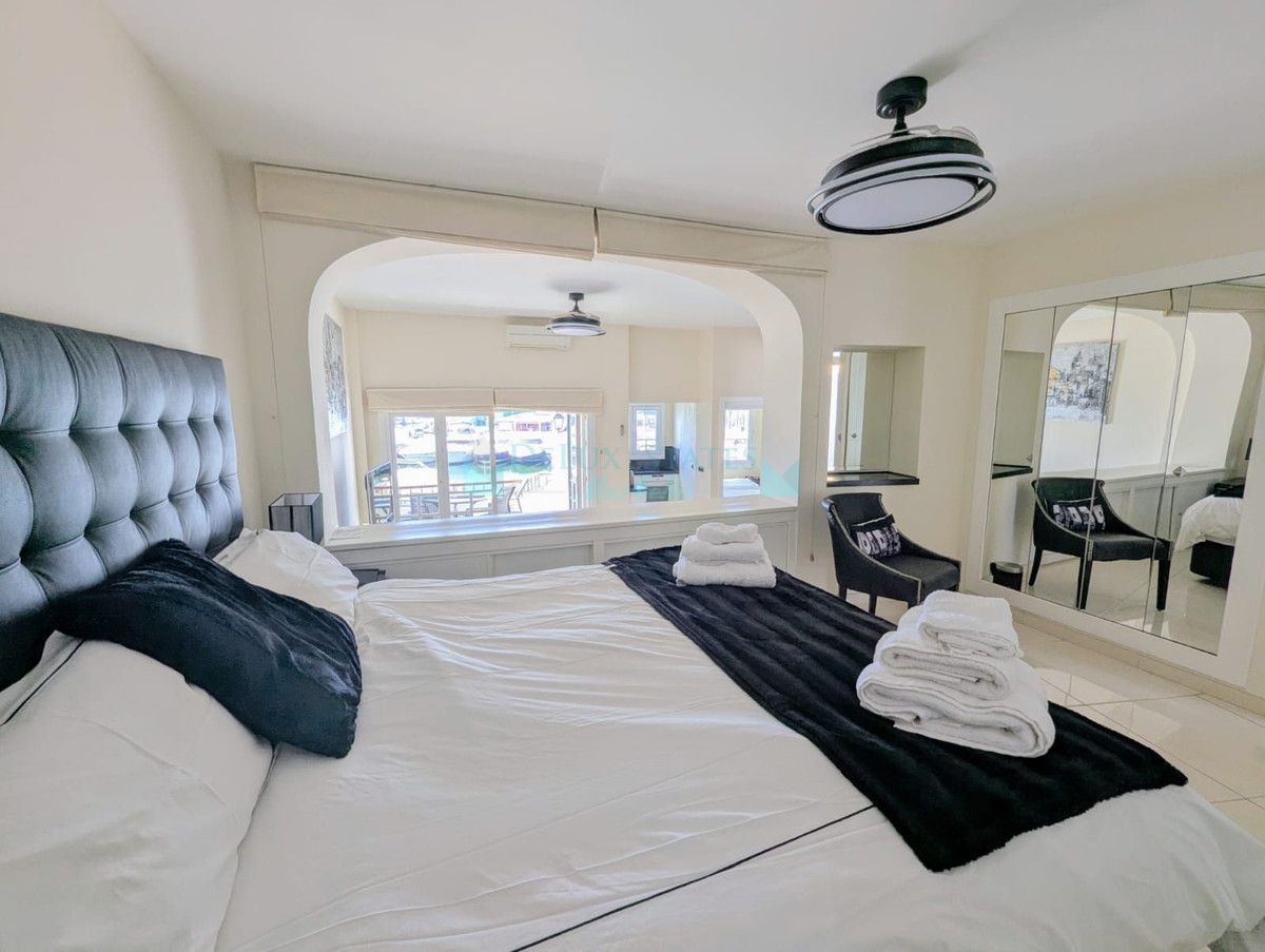 Penthouse for sale in Cabopino, Marbella East