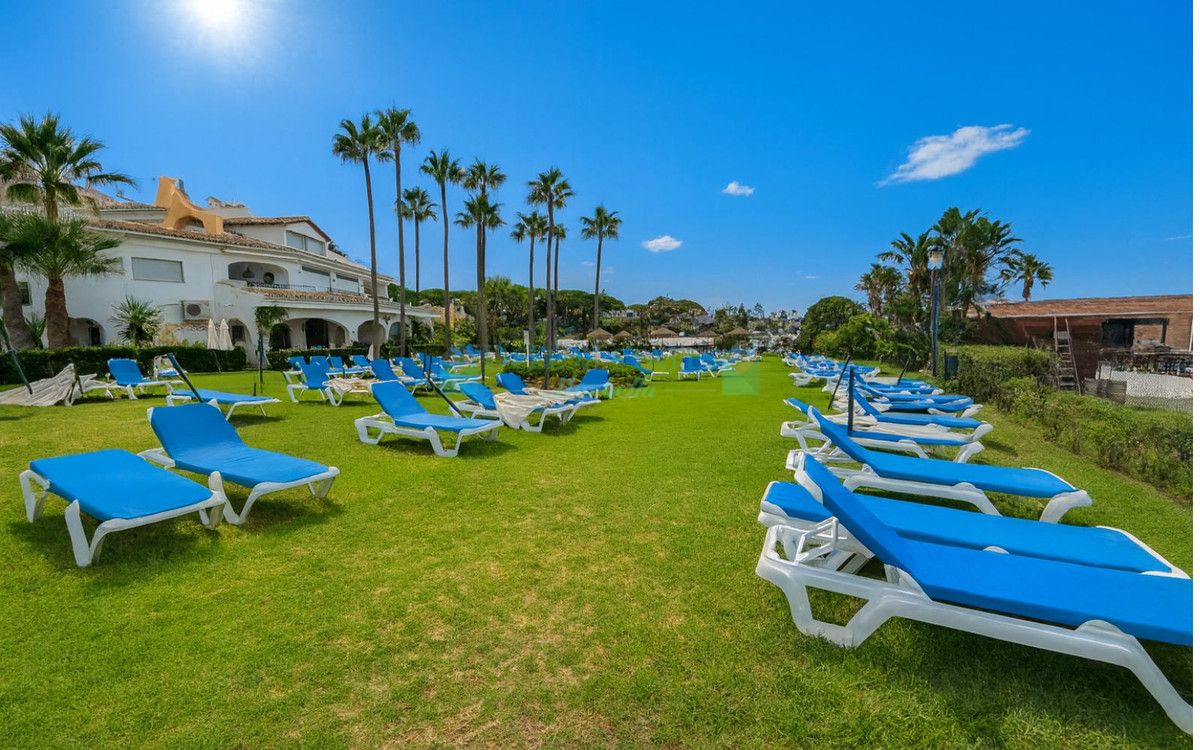 Penthouse for sale in Cabopino, Marbella East