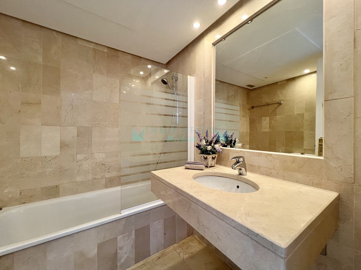 Ático en venta en El Presidente, Estepona