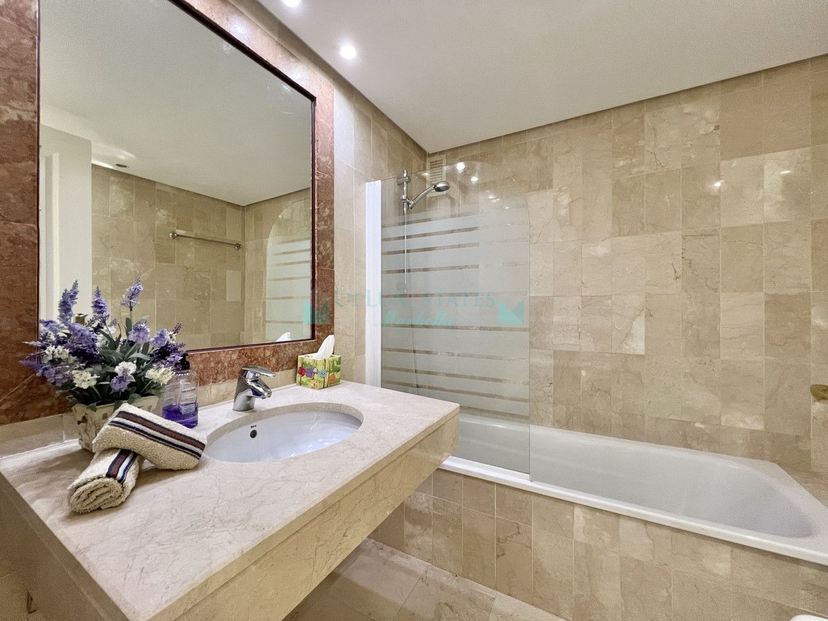 Ático en venta en El Presidente, Estepona