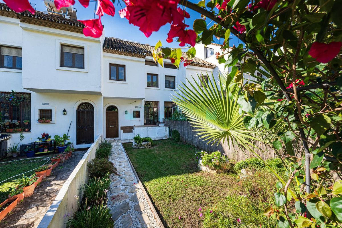 Town House for sale in Estepona