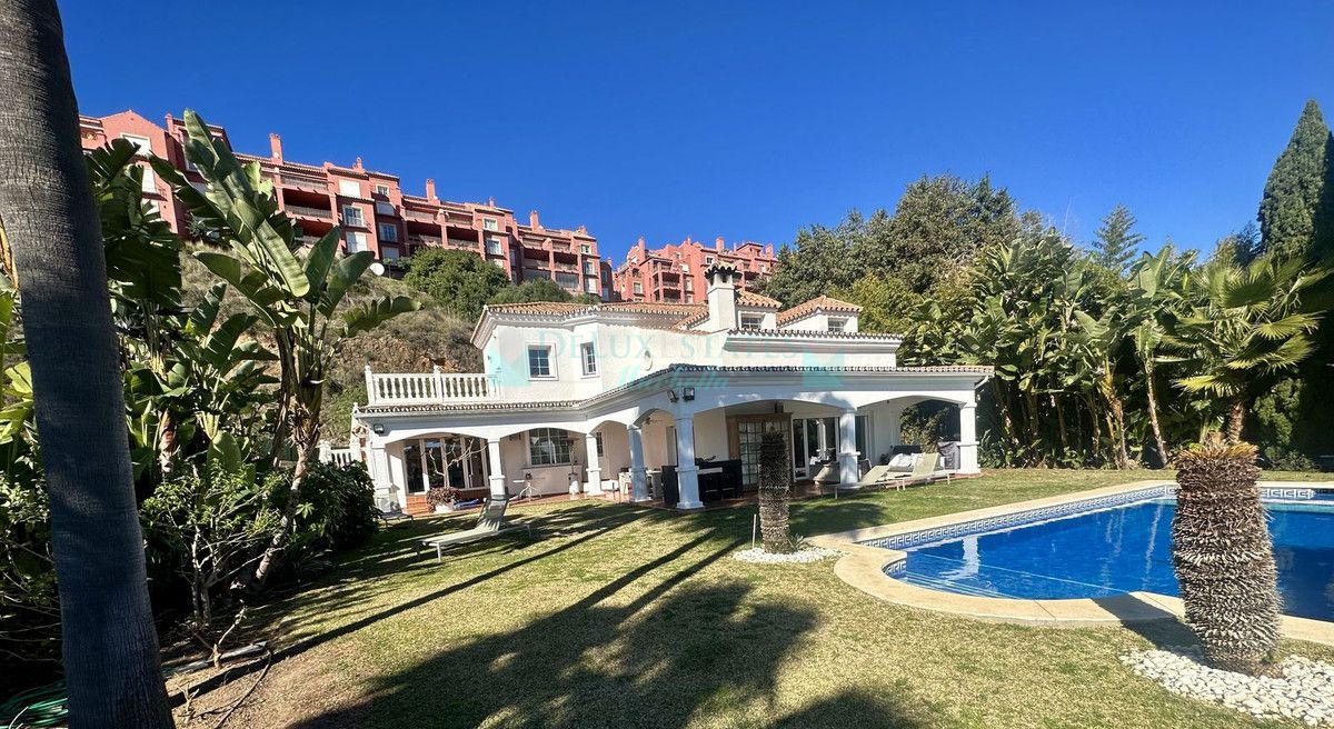 Villa for sale in Monte Halcones, Benahavis