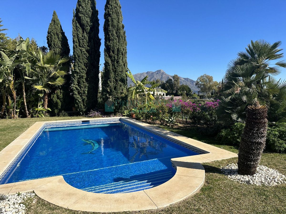 Villa for sale in Monte Halcones, Benahavis