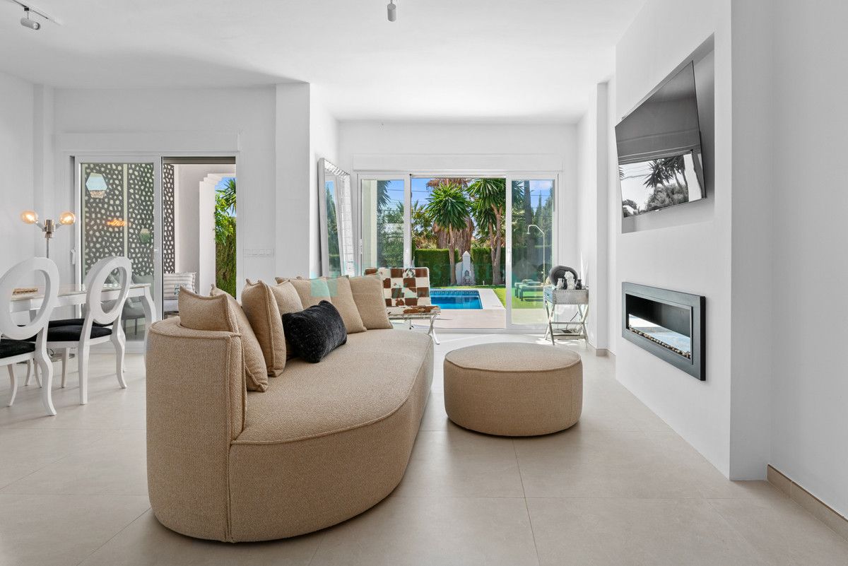 Villa for sale in Bel Air, Estepona