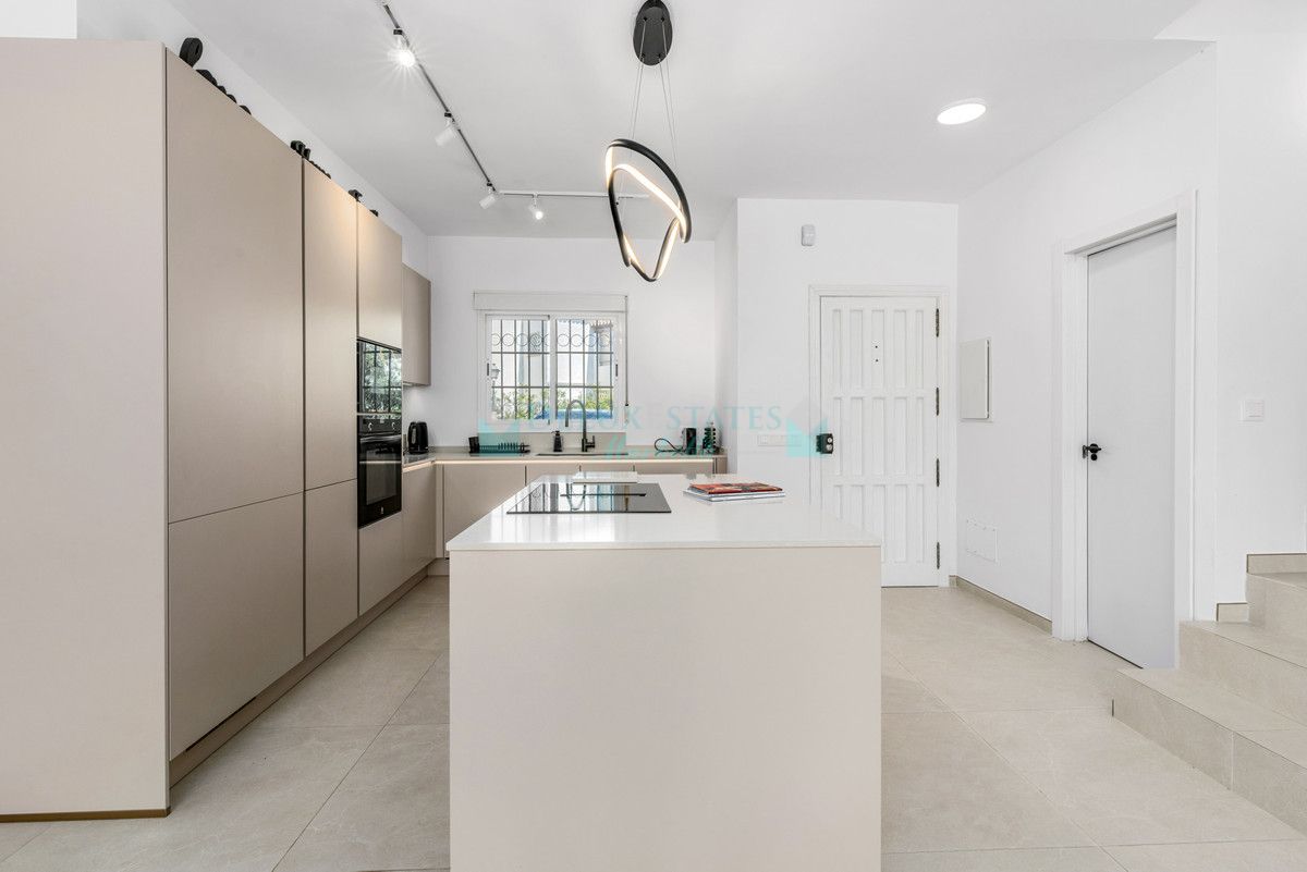 Villa for sale in Bel Air, Estepona