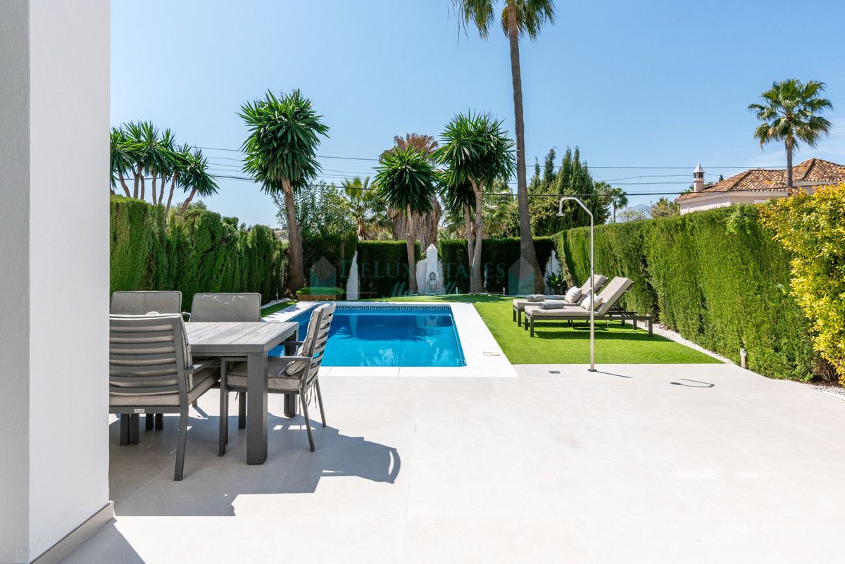 Villa for sale in Bel Air, Estepona