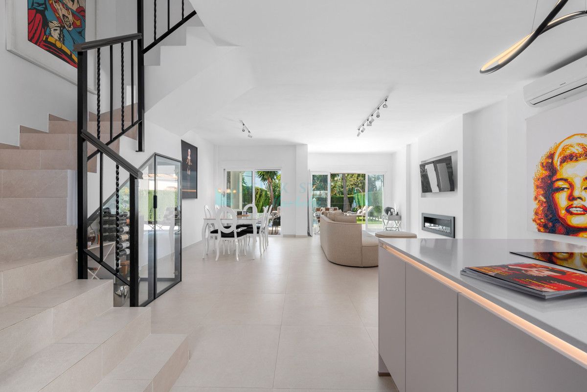 Villa for sale in Bel Air, Estepona