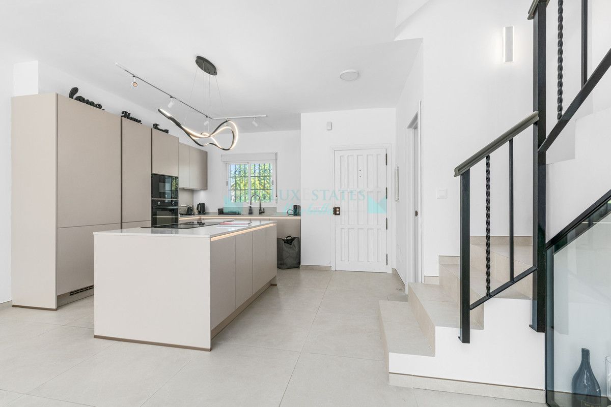 Villa for sale in Bel Air, Estepona