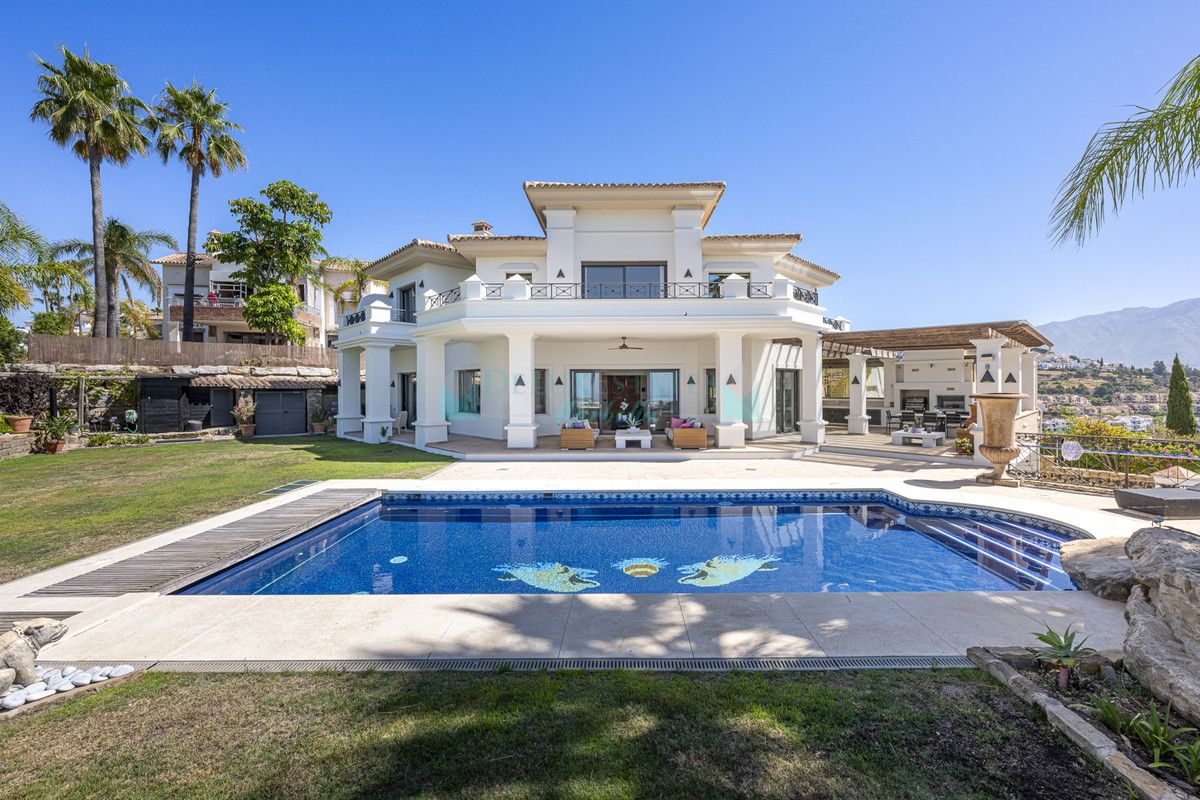 Villa for sale in Los Arqueros, Benahavis