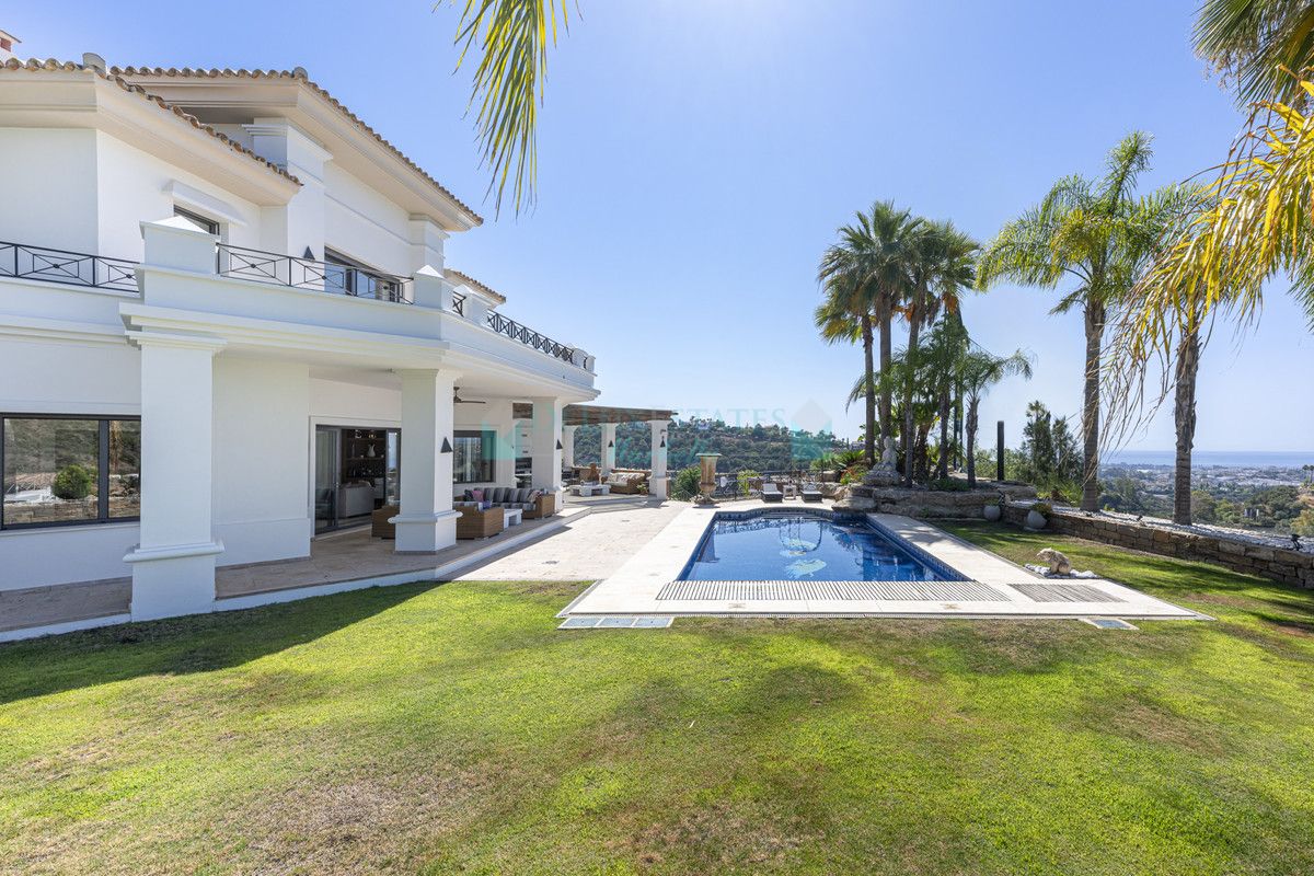 Villa for sale in Los Arqueros, Benahavis