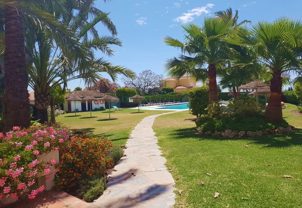 Apartamento en venta en Atalaya, Estepona