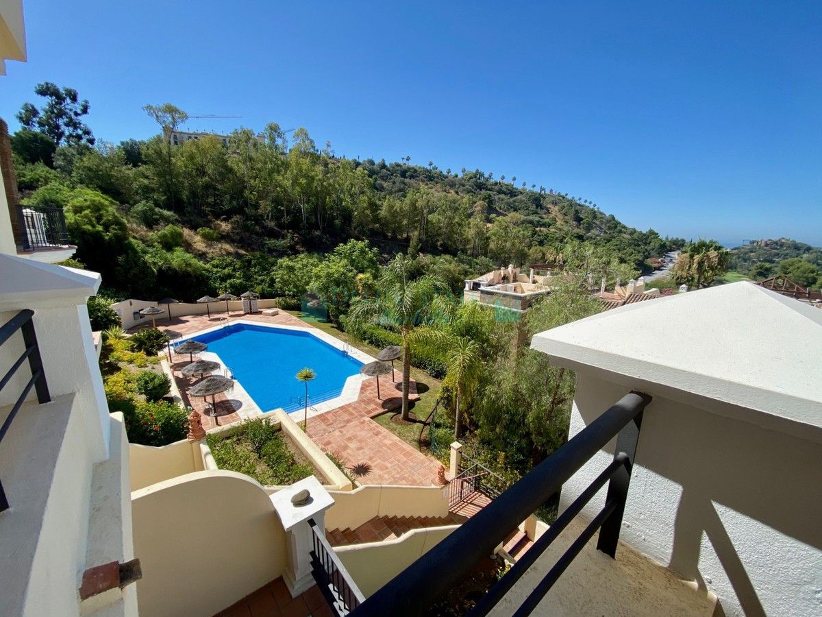 Apartamento en venta en Los Arqueros, Benahavis